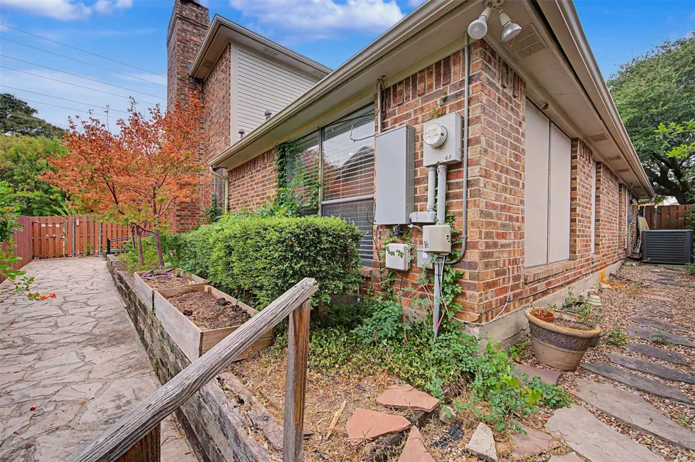 68 Legend Road Benbrook, TX 76132