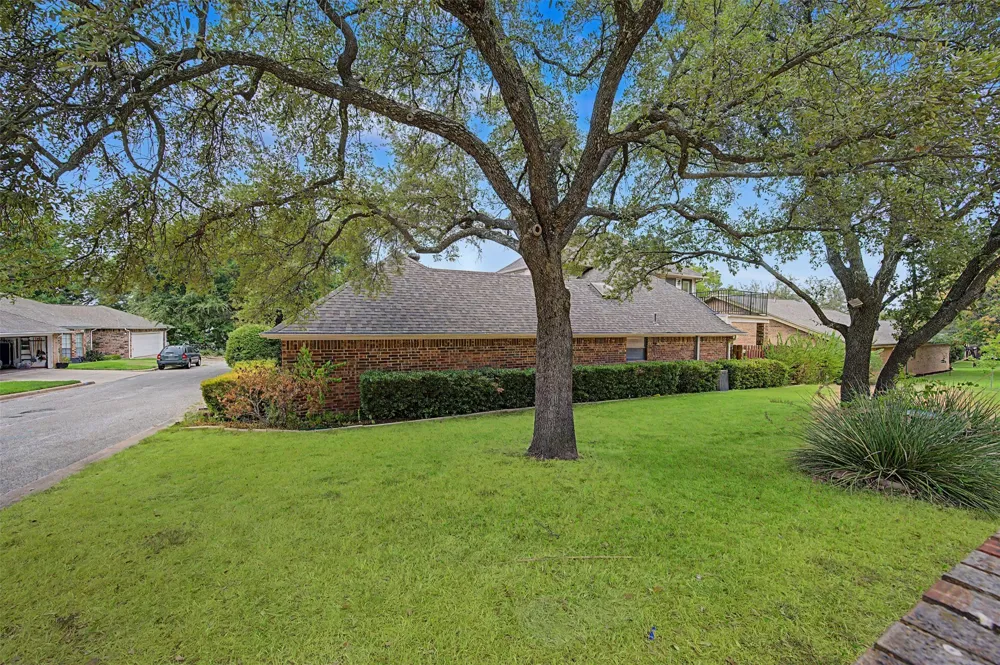68 Legend Road Benbrook, TX 76132