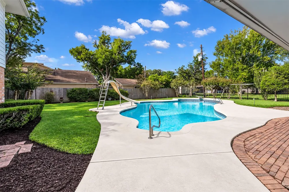 1302 Minchen Drive Deer Park, TX 77536
