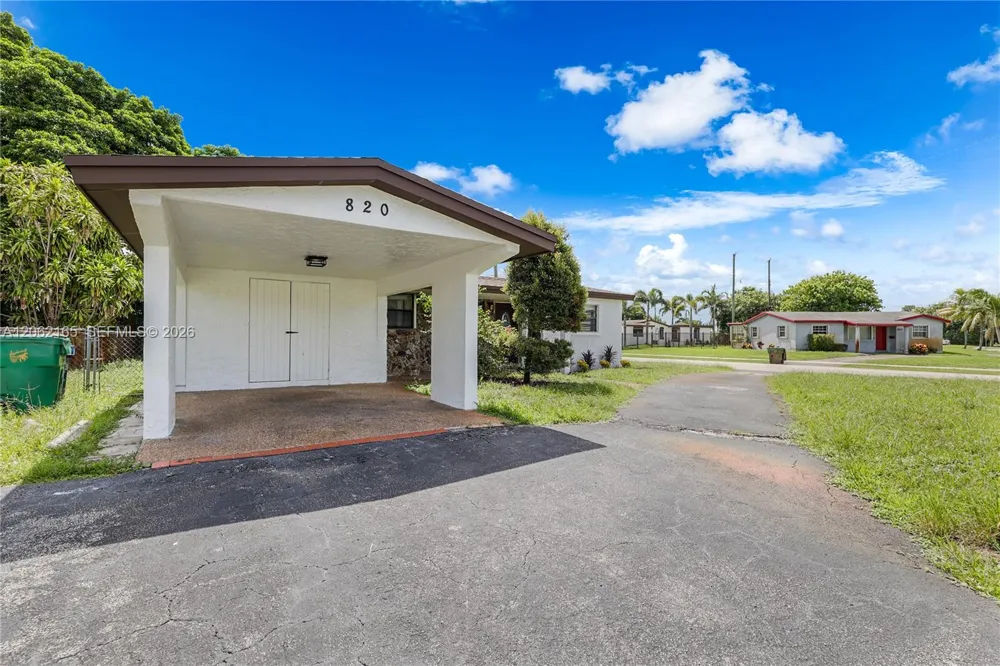 820 NW 38th Ave Lauderhill, FL 33311