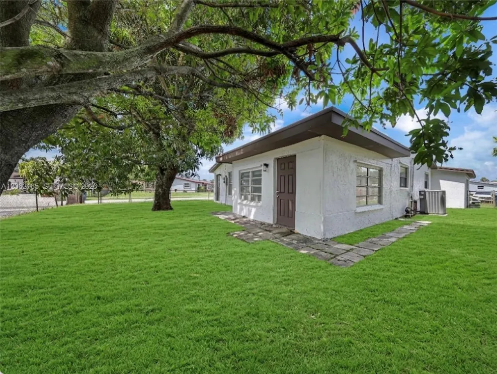 820 NW 38th Ave Lauderhill, FL 33311