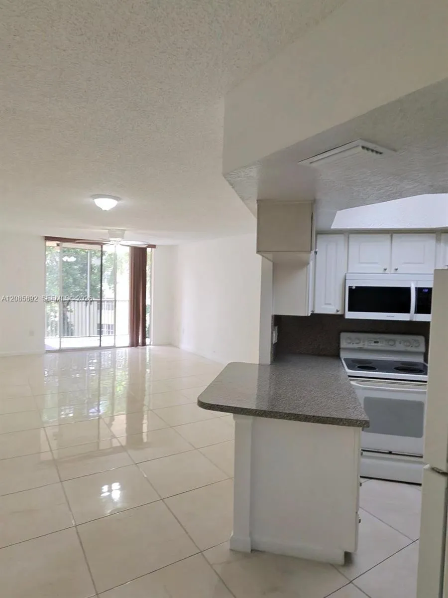 8245 Lake Dr #404 Doral, FL 33166