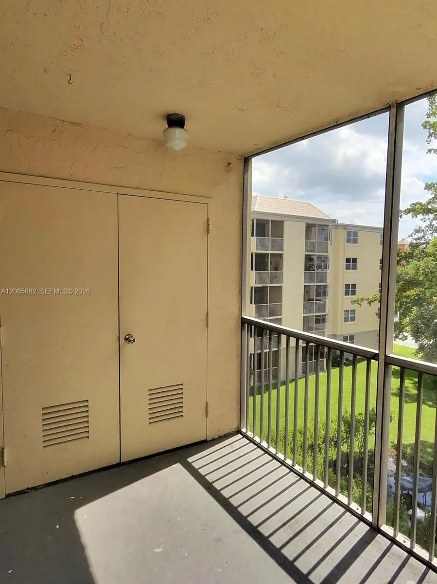 8245 Lake Dr #404 Doral, FL 33166