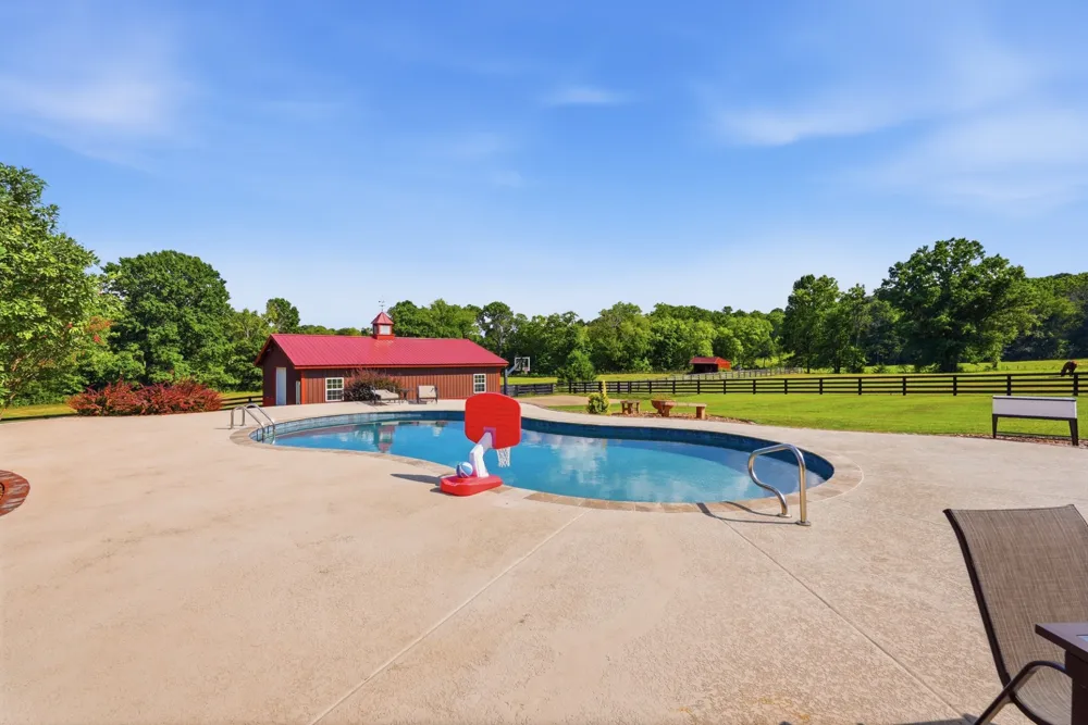 11987 N Milton Rd Milton, TN 37118