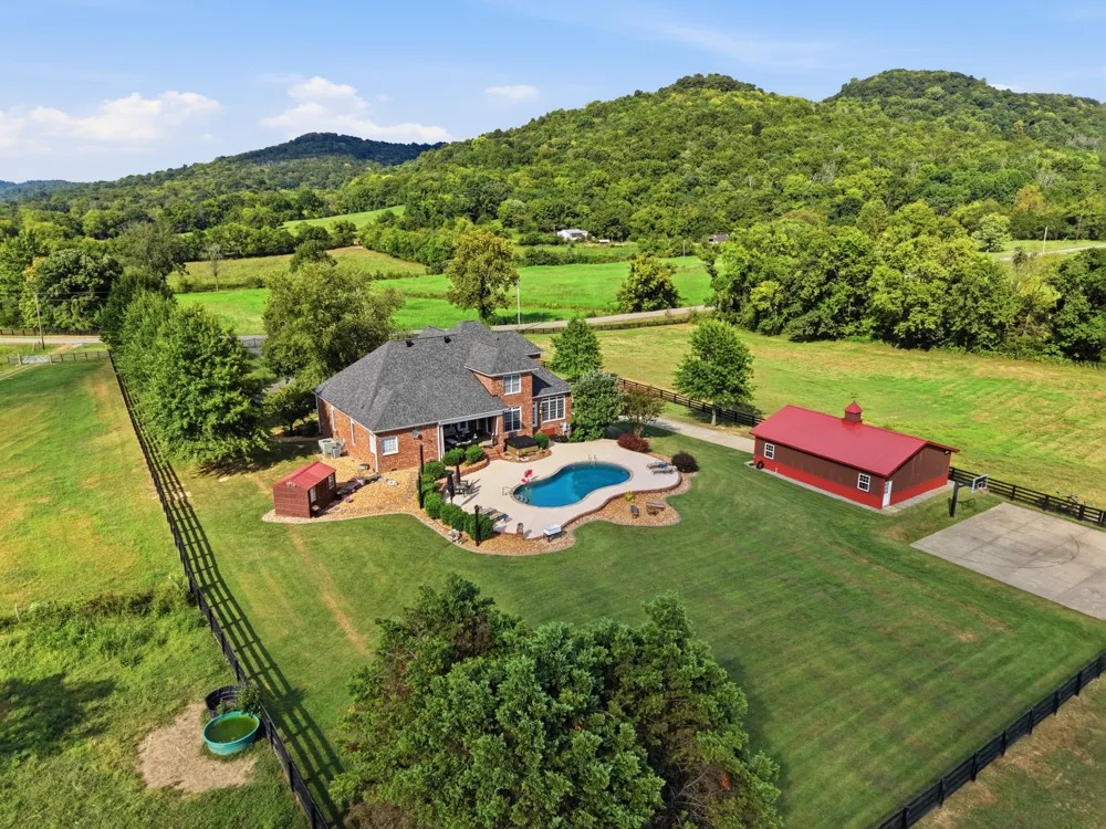 11987 N Milton Rd Milton, TN 37118
