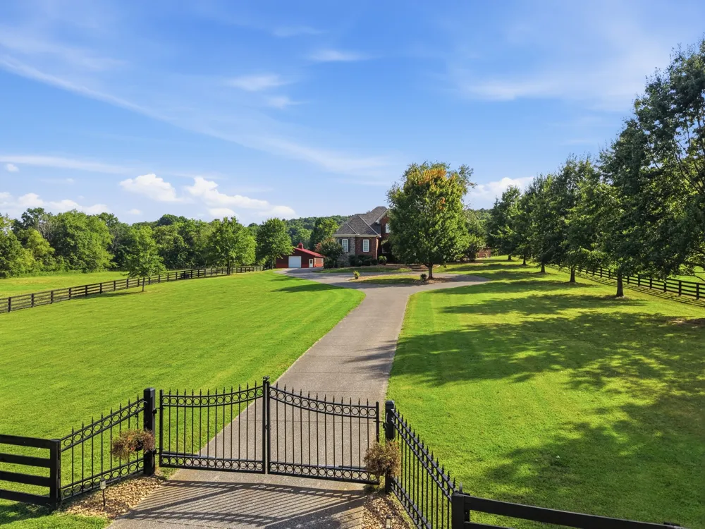 11987 N Milton Rd Milton, TN 37118