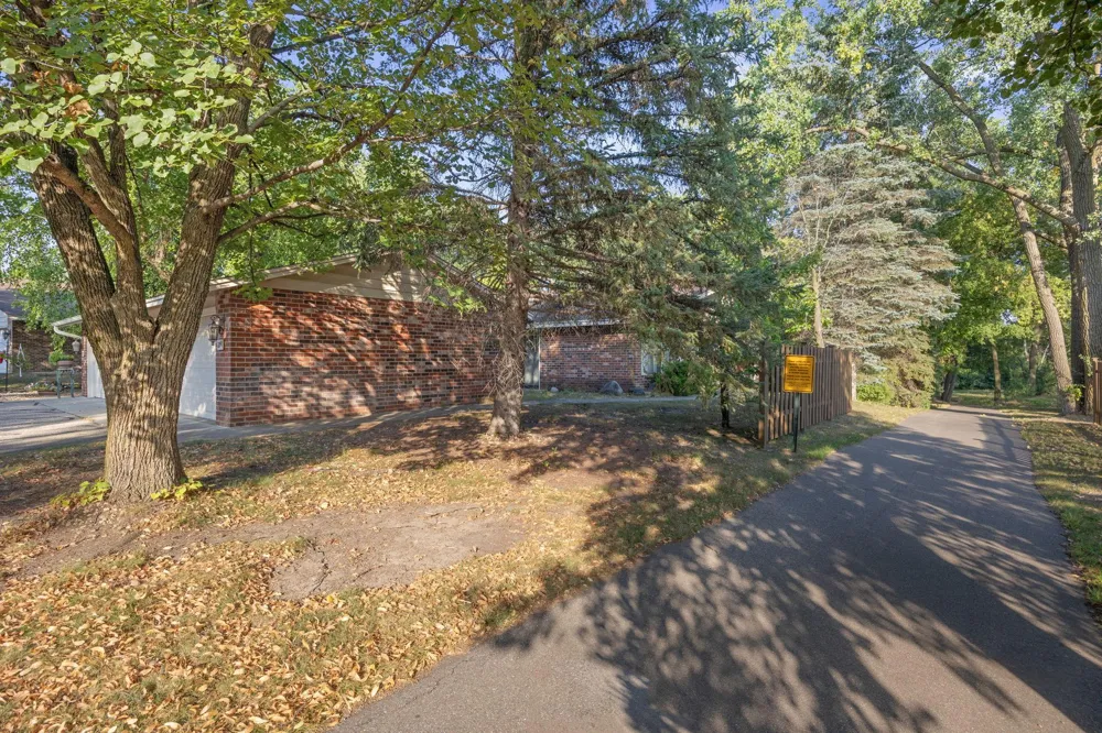 2241 Country Lane Minnetonka, MN 55305
