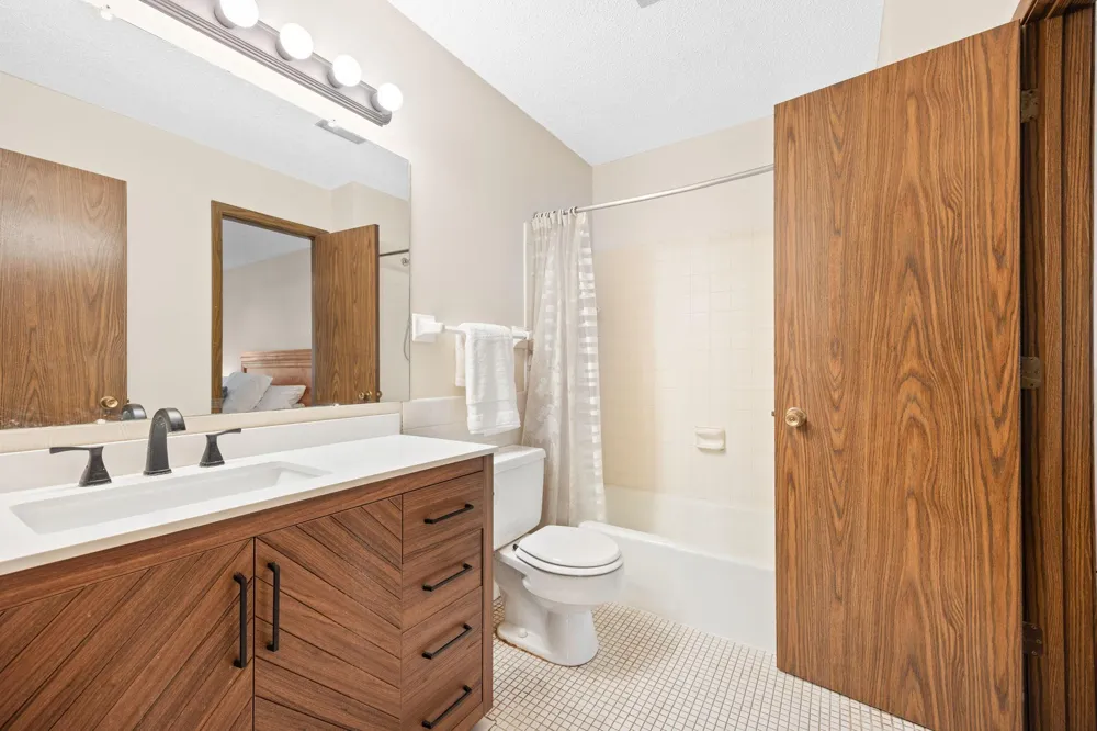2241 Country Lane Minnetonka, MN 55305