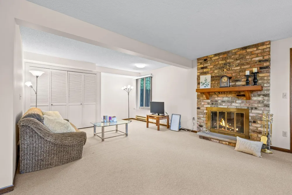 2241 Country Lane Minnetonka, MN 55305