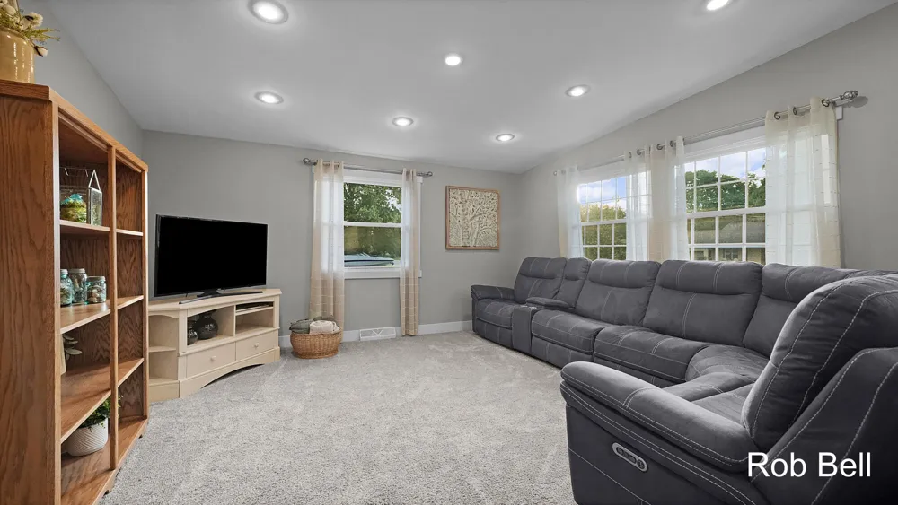 631 Evergreen Street Jenison, MI 49428