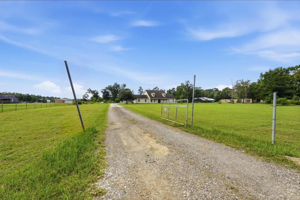 874 County Road 2222 Cleveland, TX 77327