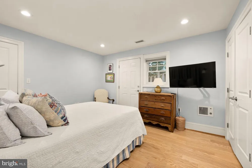 6512 RIDGE DRIVE Bethesda, MD 20816
