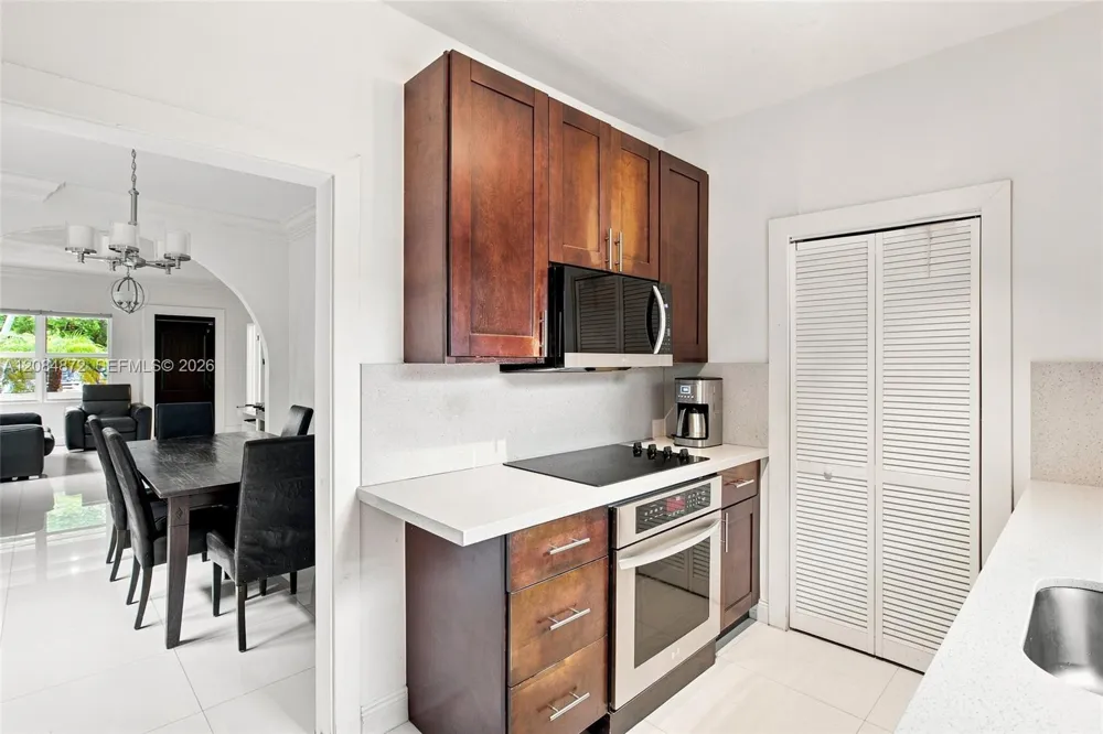 2366 SW 10th st Miami, FL 33135