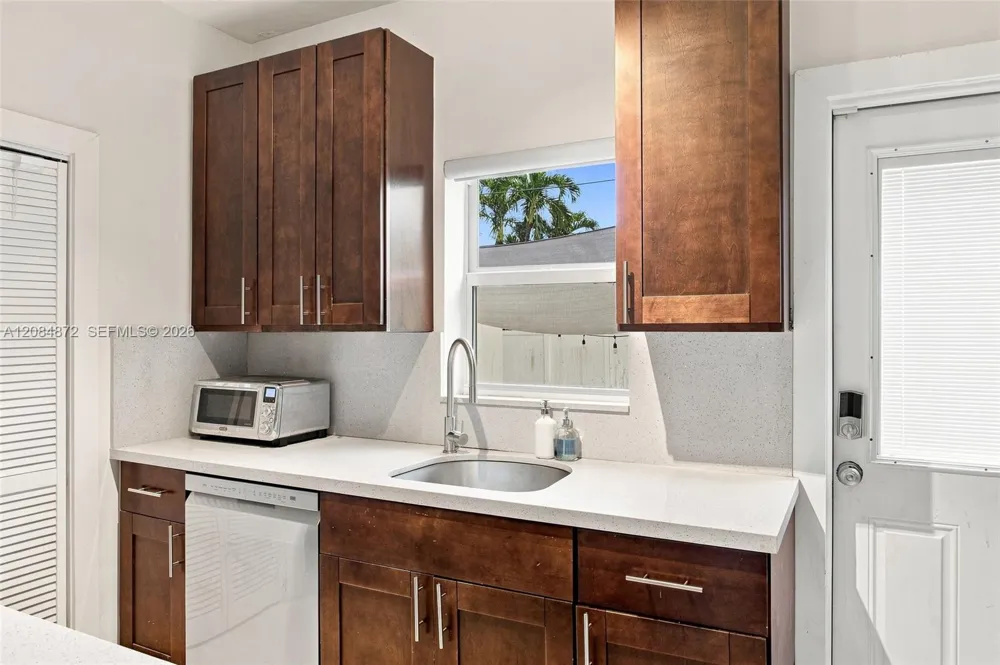 2366 SW 10th st Miami, FL 33135