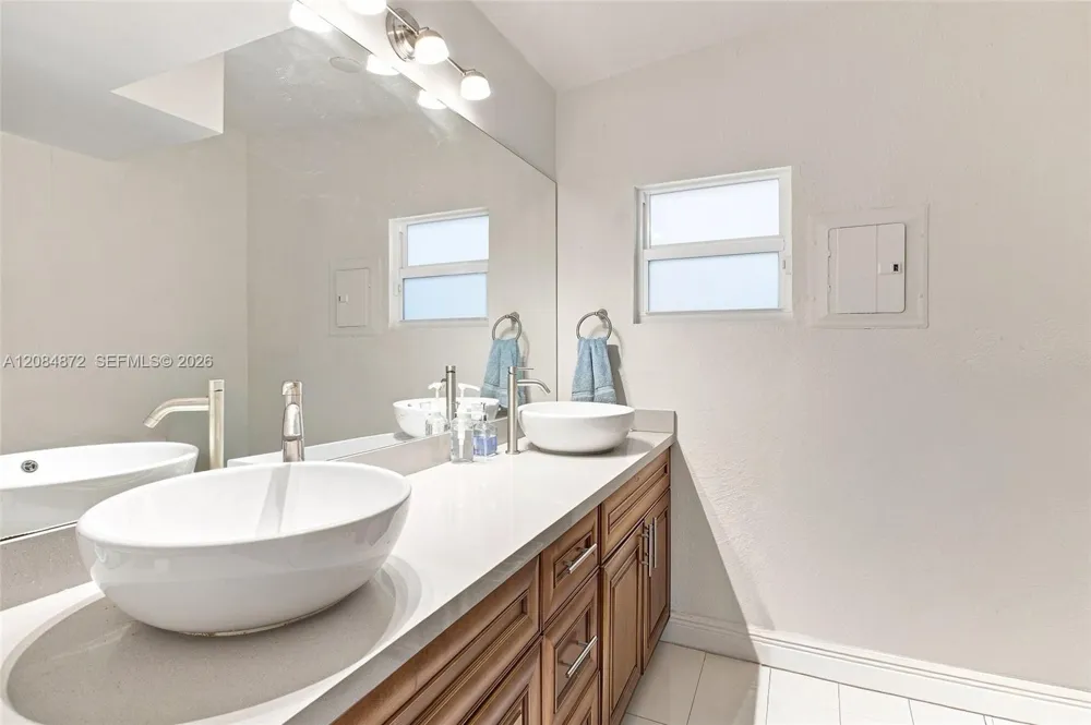 2366 SW 10th st Miami, FL 33135