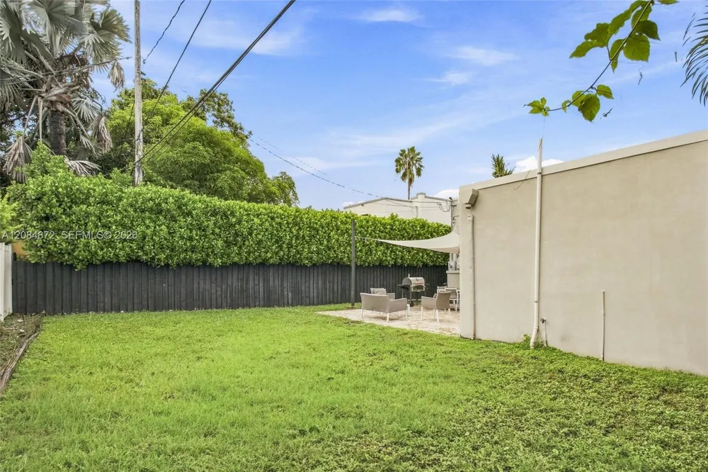 2366 SW 10th st Miami, FL 33135