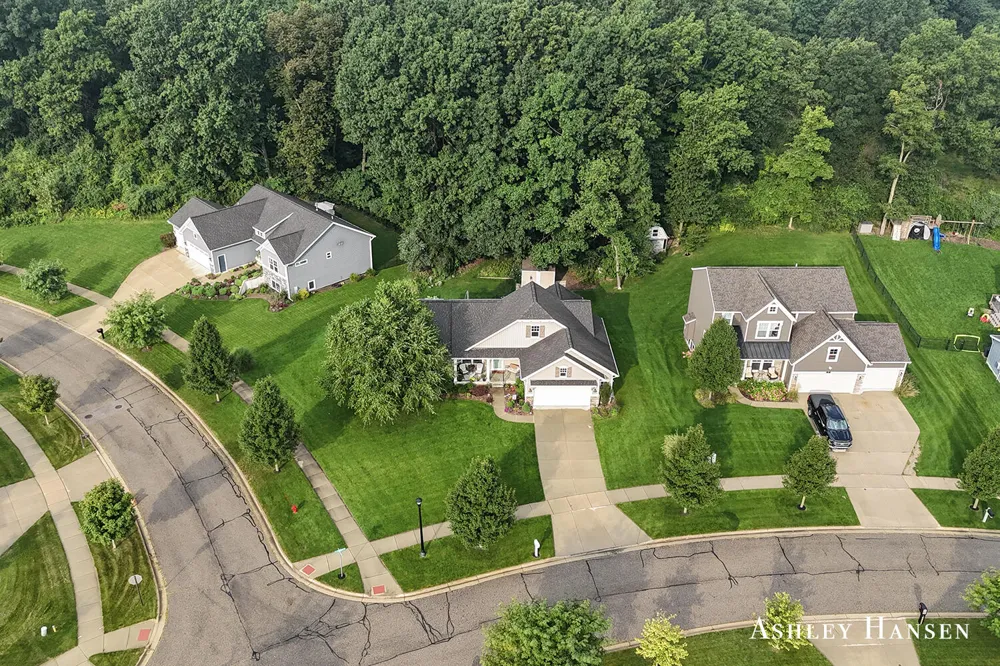163 Dogwood Drive NE Rockford, MI 49341