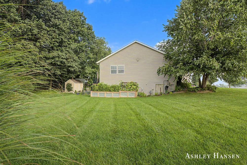 163 Dogwood Drive NE Rockford, MI 49341