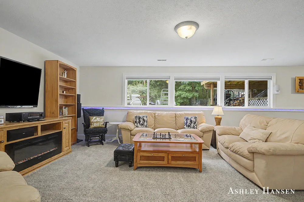 163 Dogwood Drive NE Rockford, MI 49341