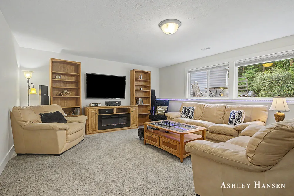 163 Dogwood Drive NE Rockford, MI 49341