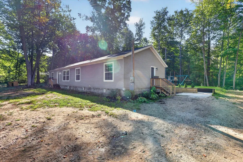 9633 W Howard City Edmore Cato Township, MI 48850