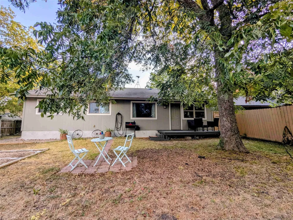 2423 Village Walk Austin, TX 78744