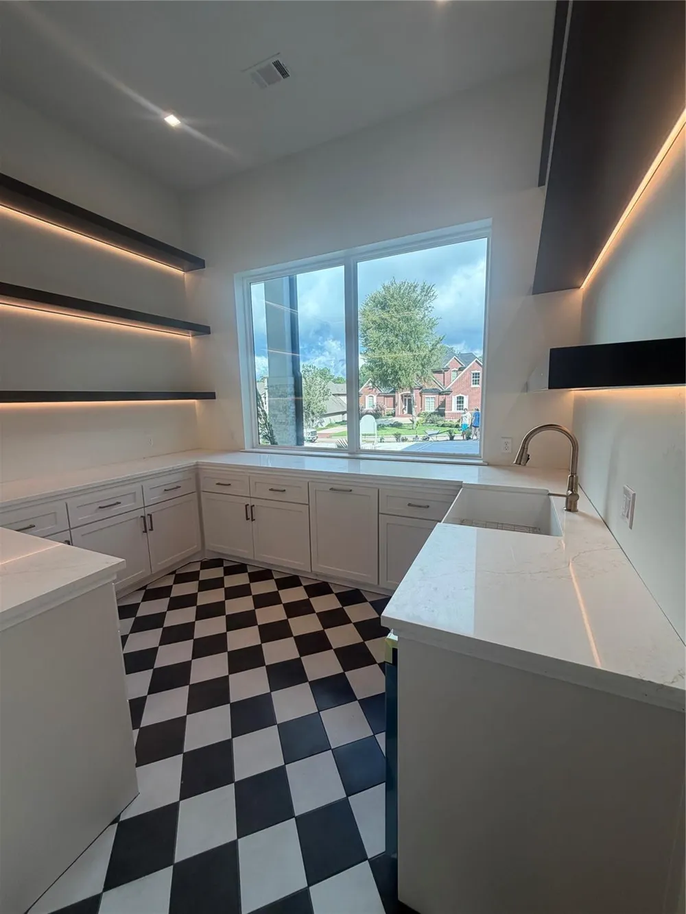 339 W Shore Lane Montgomery, TX 77356