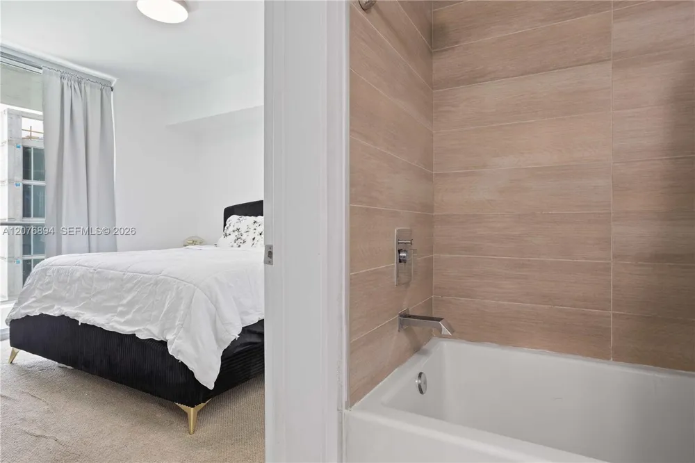 1600 SW 1st Ave #704 Miami, FL 33129