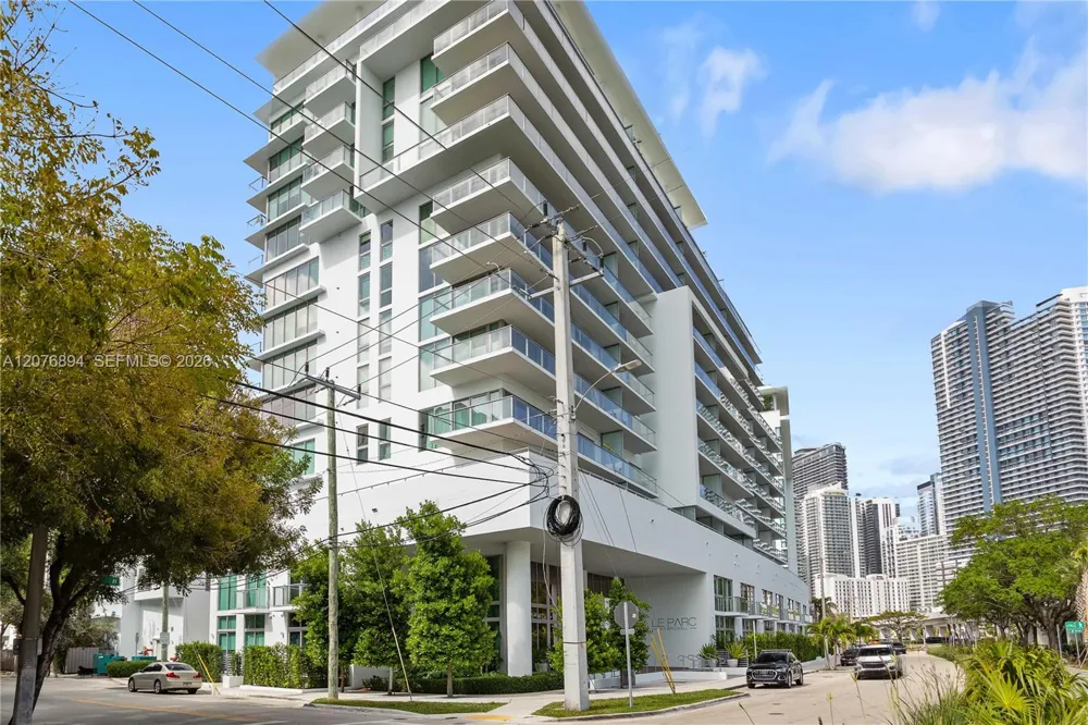 1600 SW 1st Ave #704 Miami, FL 33129