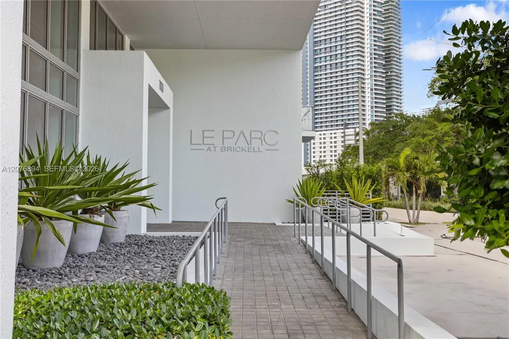 1600 SW 1st Ave #704 Miami, FL 33129