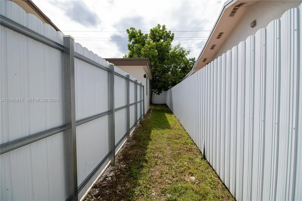 19720 SW 116th Ave Miami, FL 33157