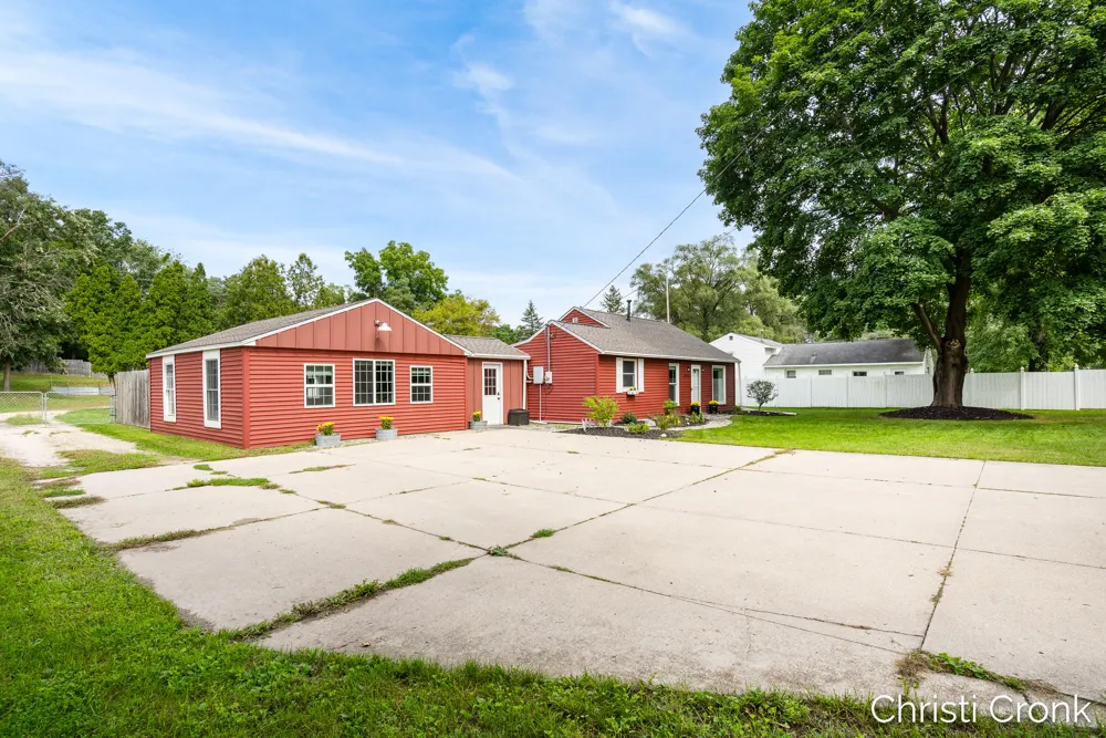 2461 Rogue River Road NE Belmont, MI 49306