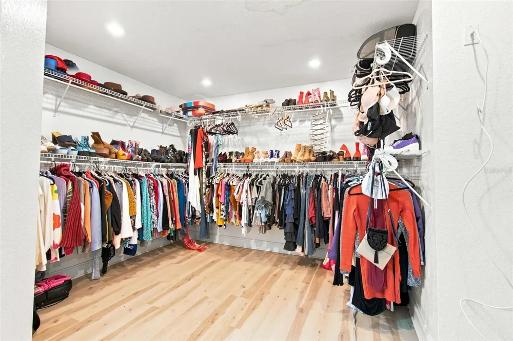 1401 45TH AVENUE St Petersburg, FL 33703