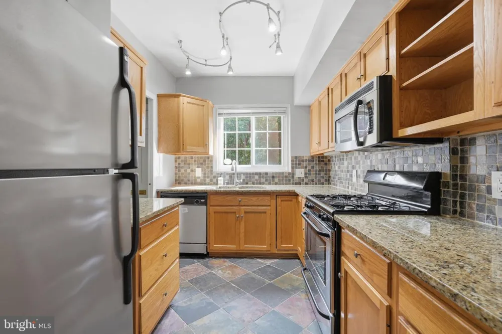 1637 MT EAGLE PLACE Alexandria, VA 22302