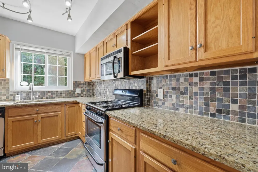 1637 MT EAGLE PLACE Alexandria, VA 22302
