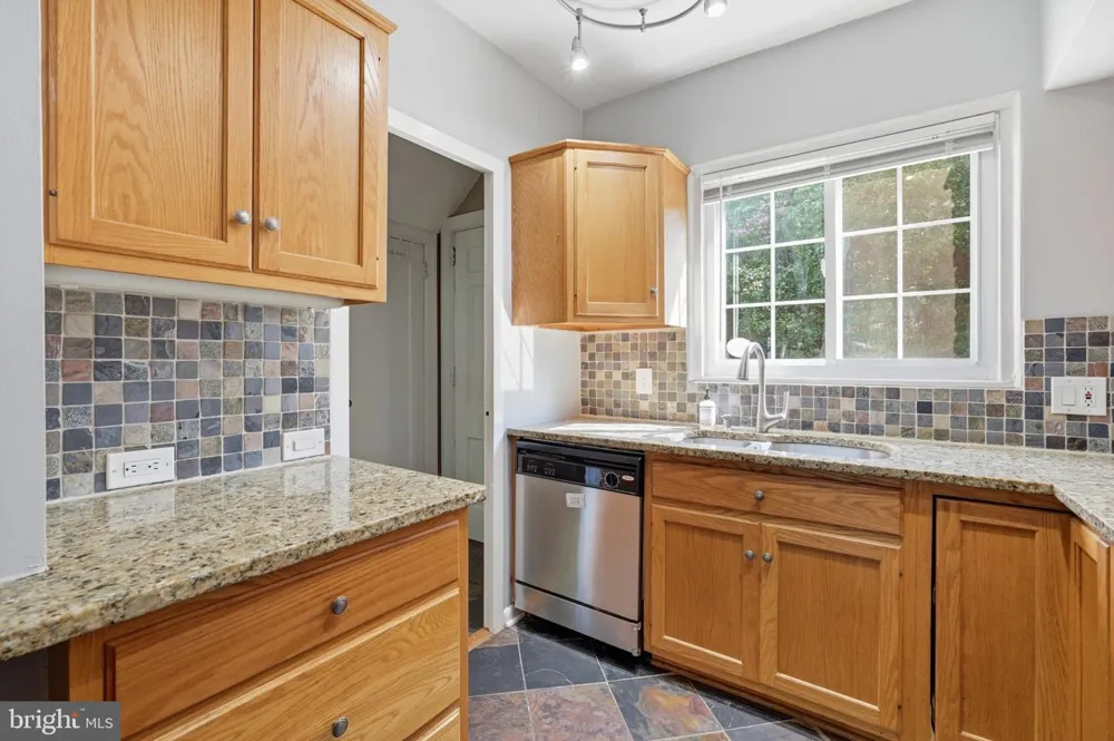 1637 MT EAGLE PLACE Alexandria, VA 22302