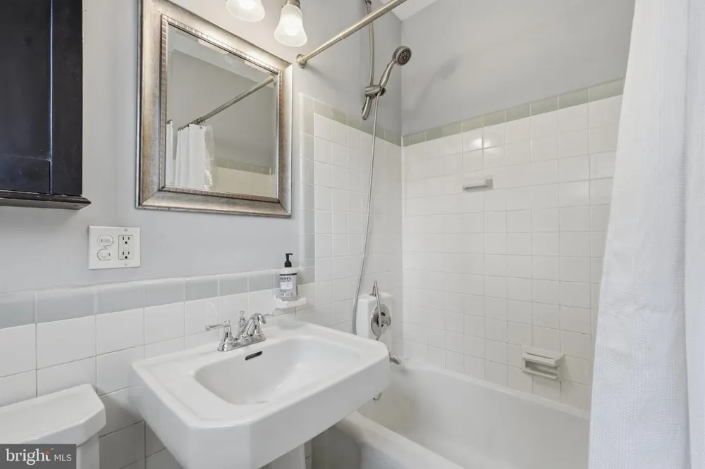 1637 MT EAGLE PLACE Alexandria, VA 22302