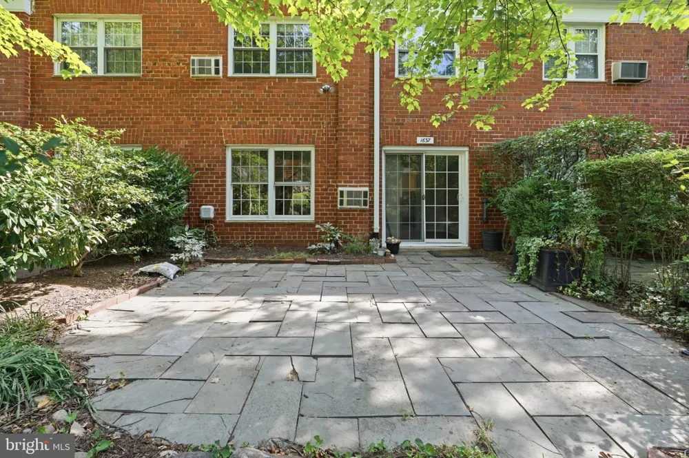 1637 MT EAGLE PLACE Alexandria, VA 22302