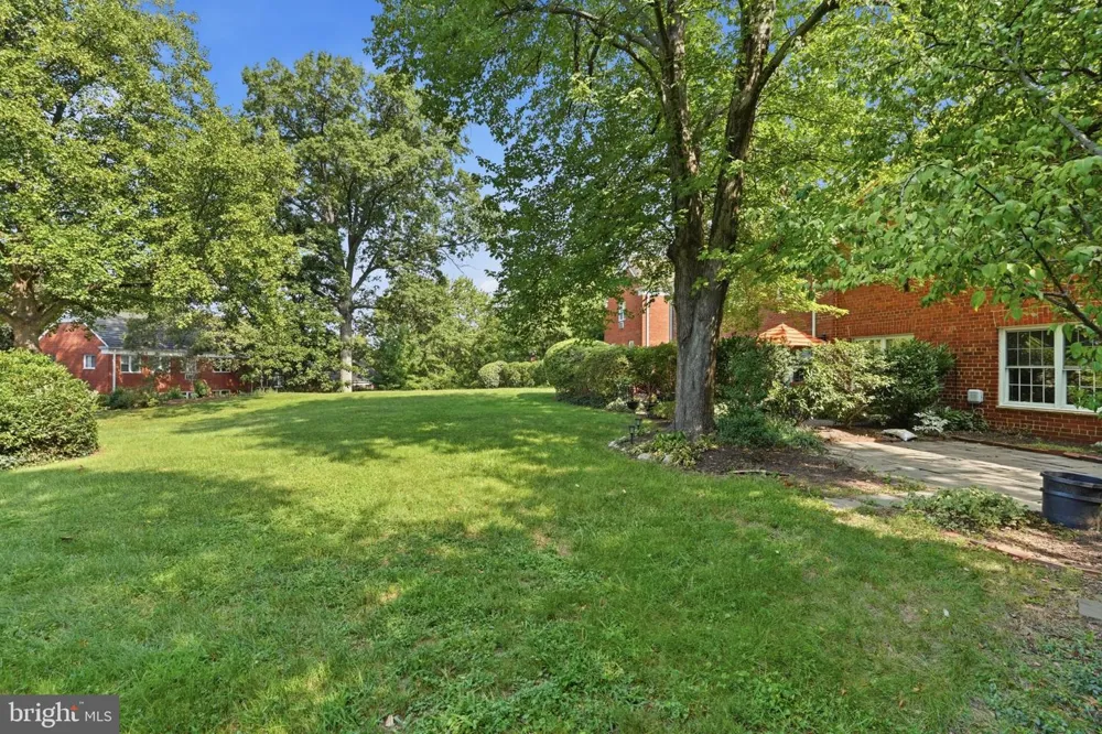 1637 MT EAGLE PLACE Alexandria, VA 22302
