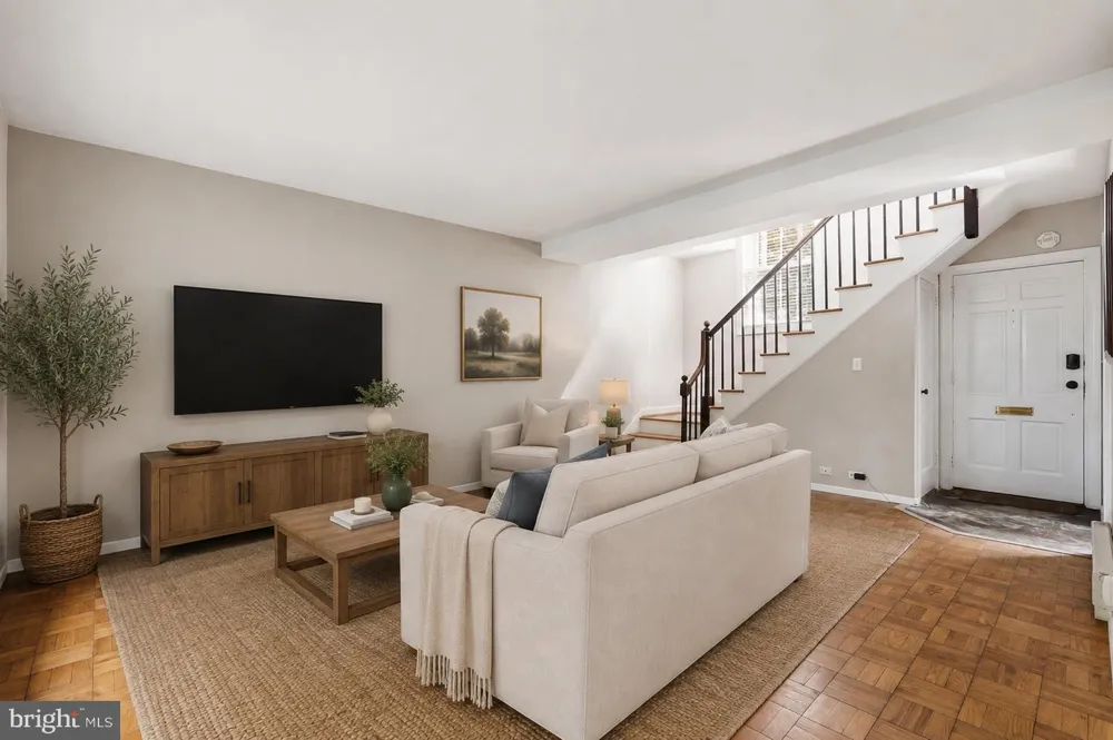 1637 MT EAGLE PLACE Alexandria, VA 22302
