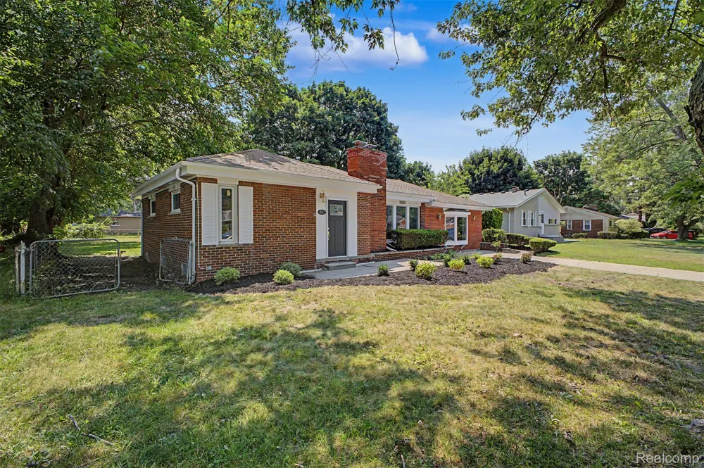 2313 Saint Joseph Street West Bloomfield Charter Township, MI 48324