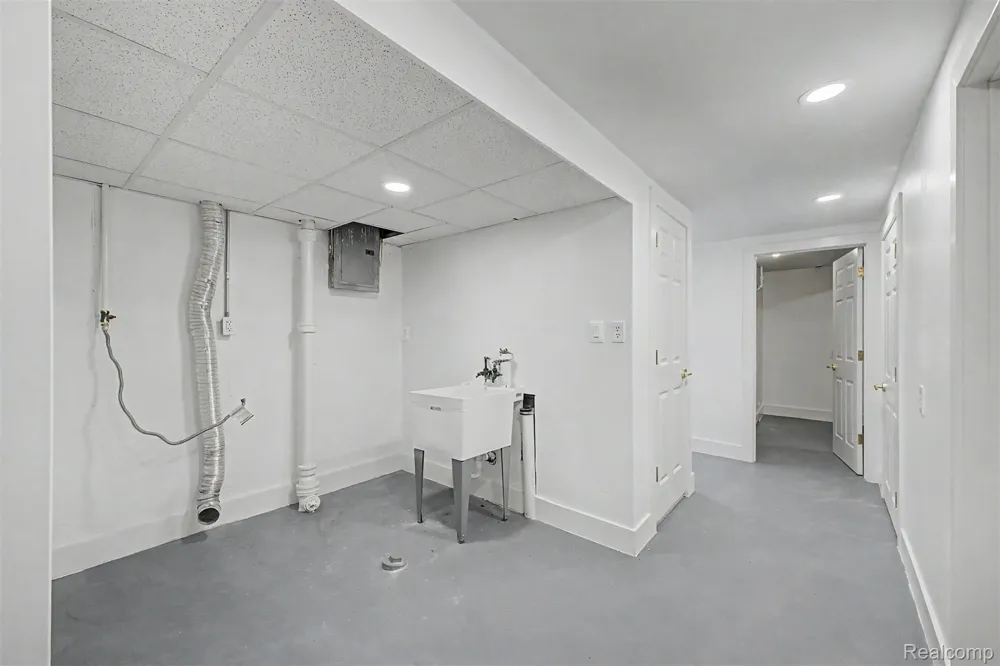 2313 Saint Joseph Street West Bloomfield Charter Township, MI 48324