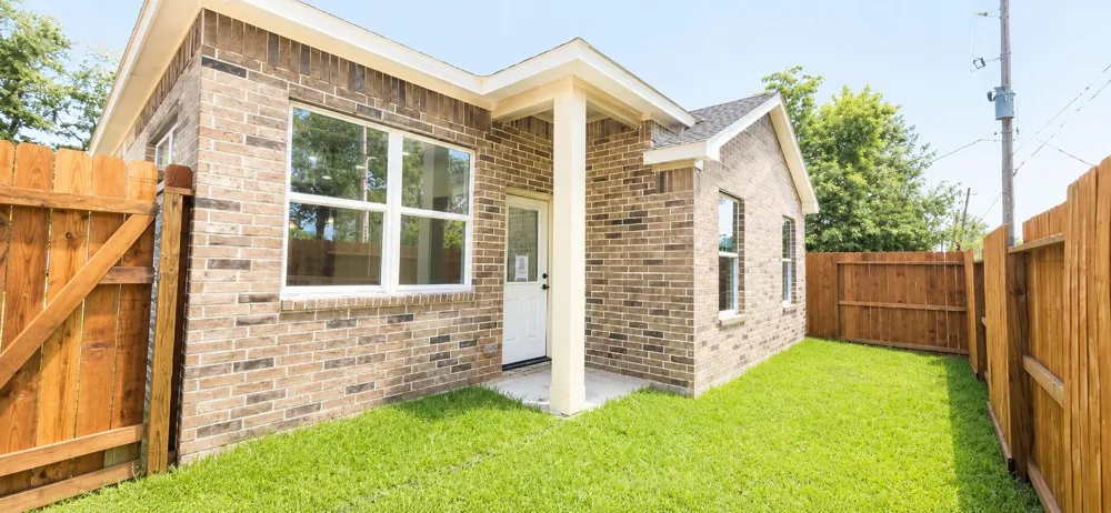142 College Street Fresno, TX 77545