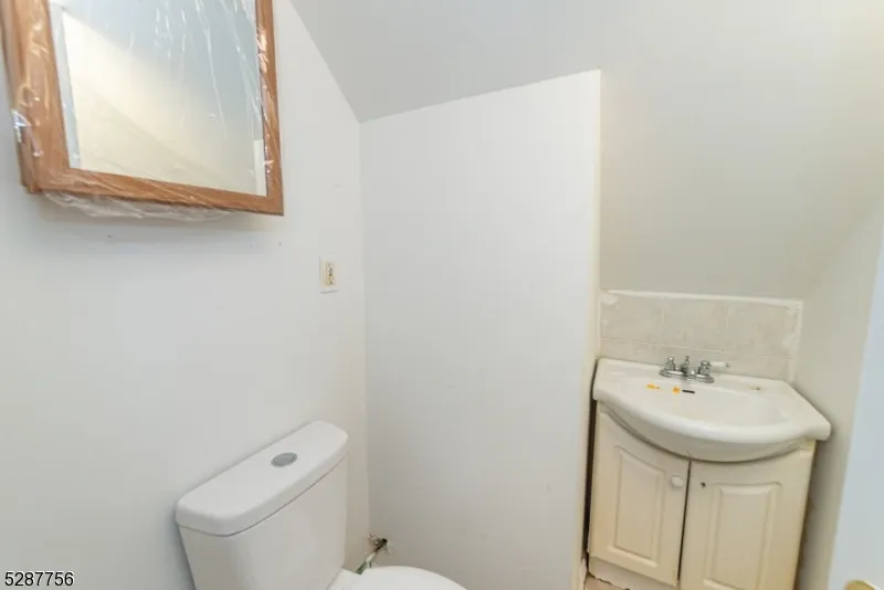 17 Oakwood Ave Pequannock, NJ 07440