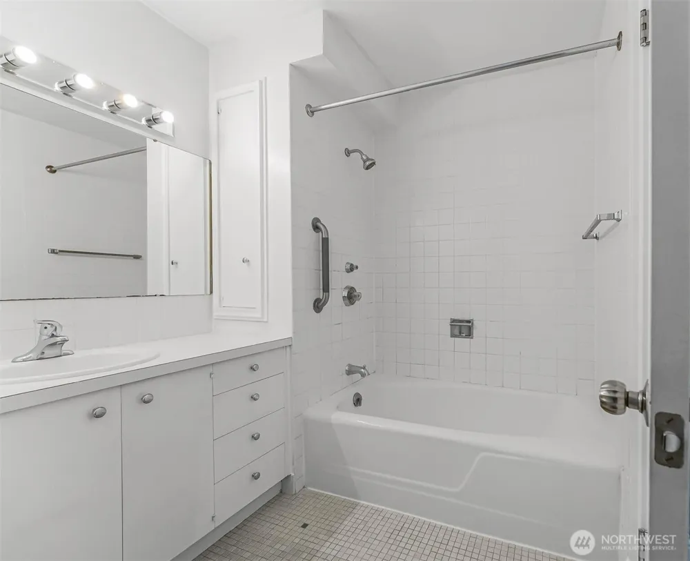 521 5th Avenue W #306 Seattle, WA 98119