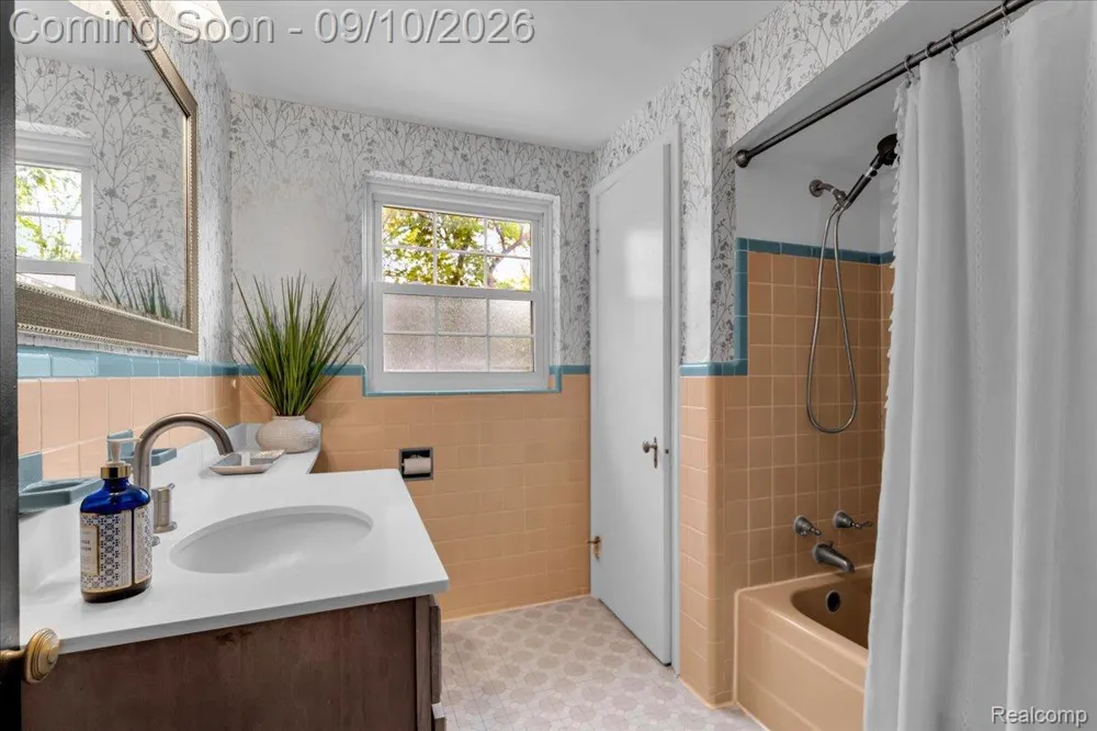 456 Manor Street Grosse Pointe Farms City, MI 48236