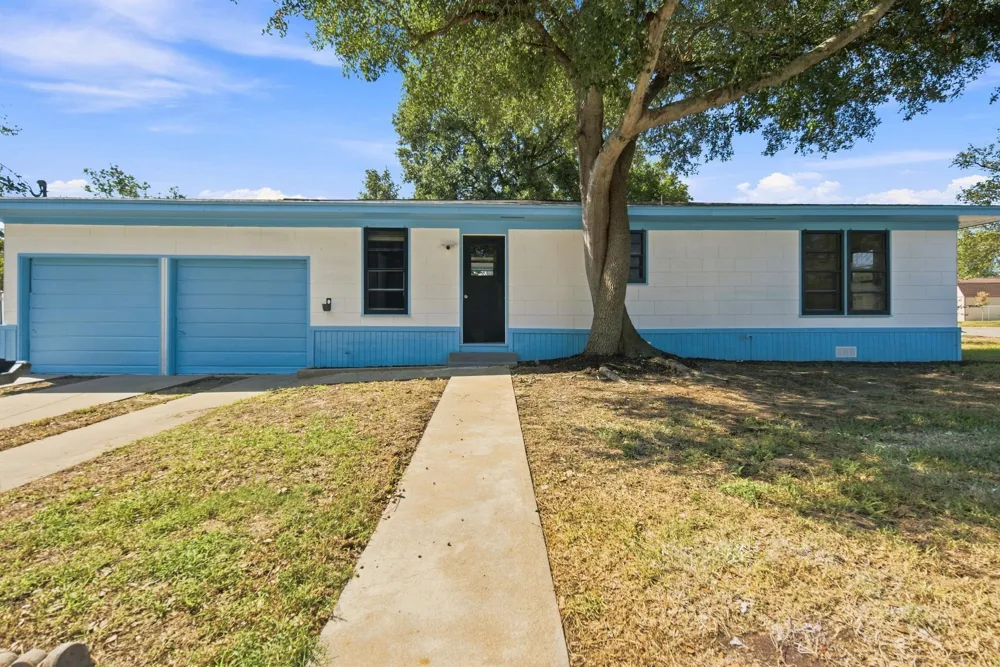 312 S Wilson Avenue Giddings, TX 78942