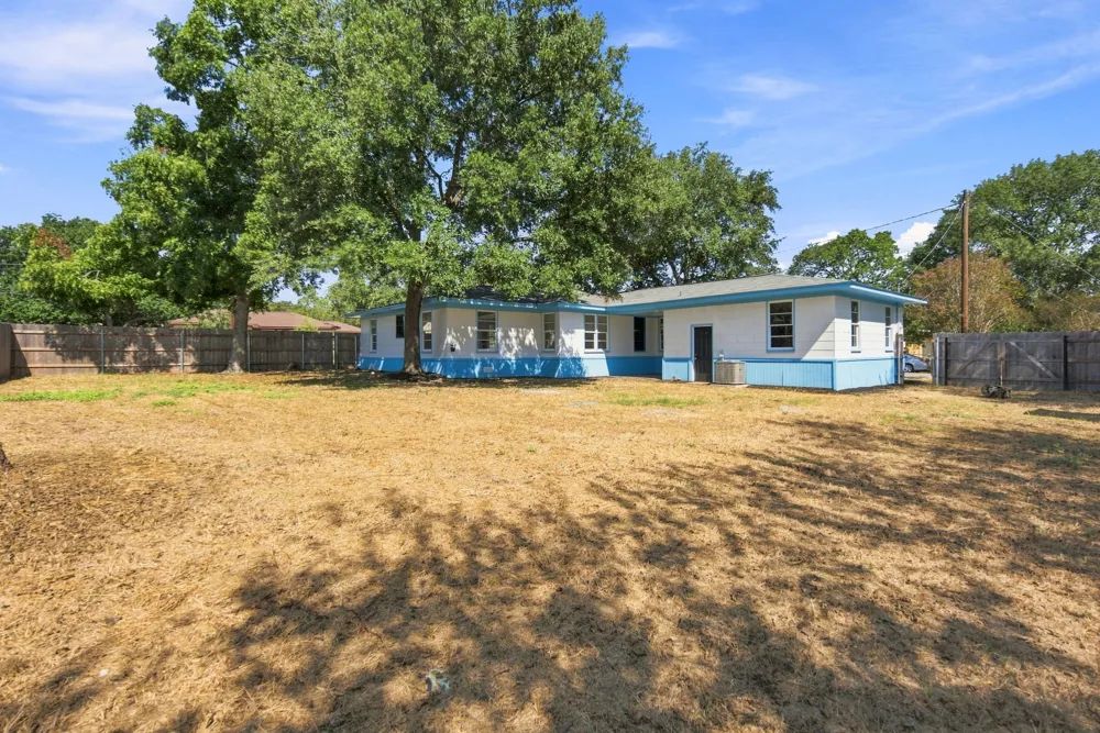 312 S Wilson Avenue Giddings, TX 78942