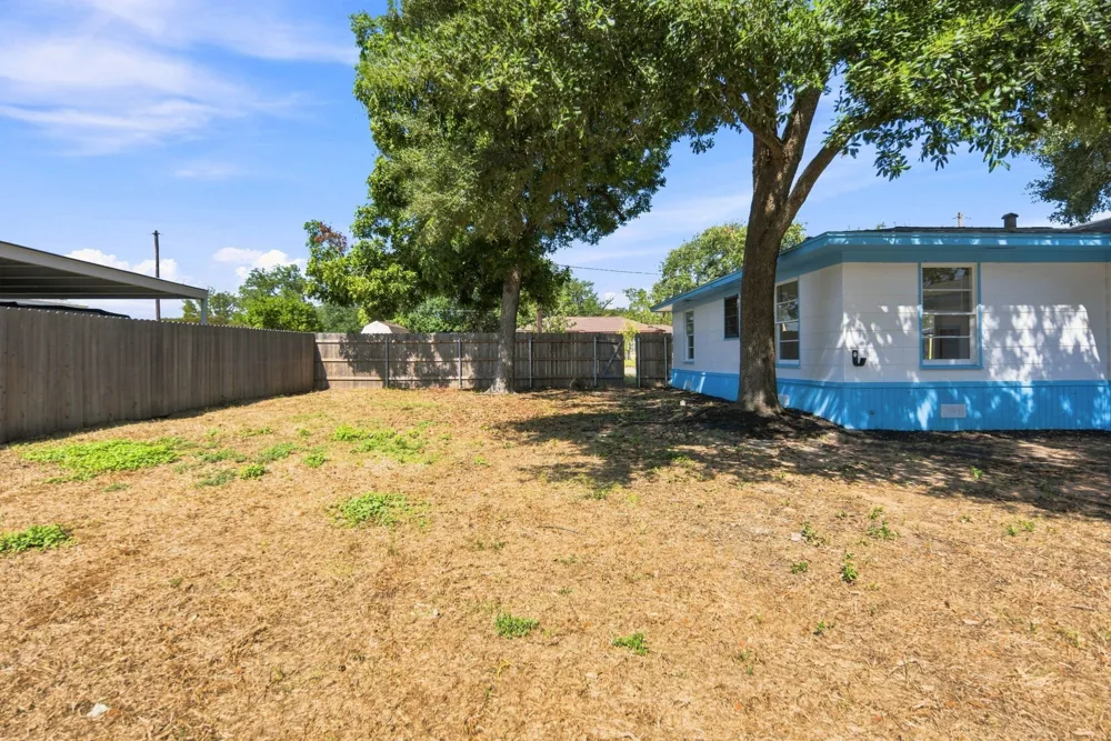 312 S Wilson Avenue Giddings, TX 78942