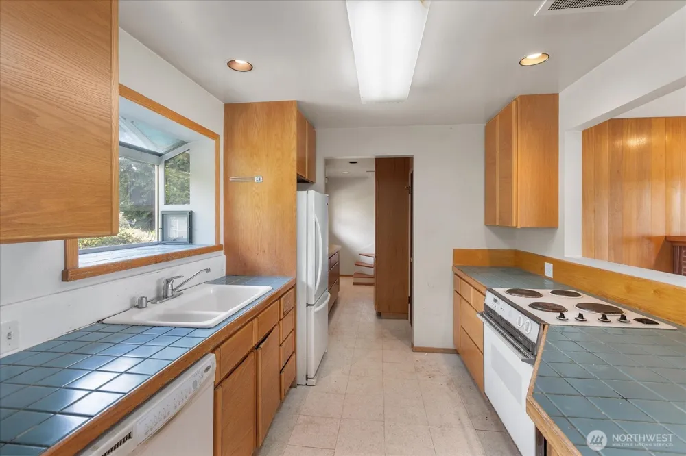 12286 Shorewood Drive SW Seattle, WA 98146